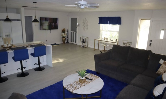 Caloosahatchee Casa | Cozy Downtown 3BR w/ Games Gym Pets Grill
