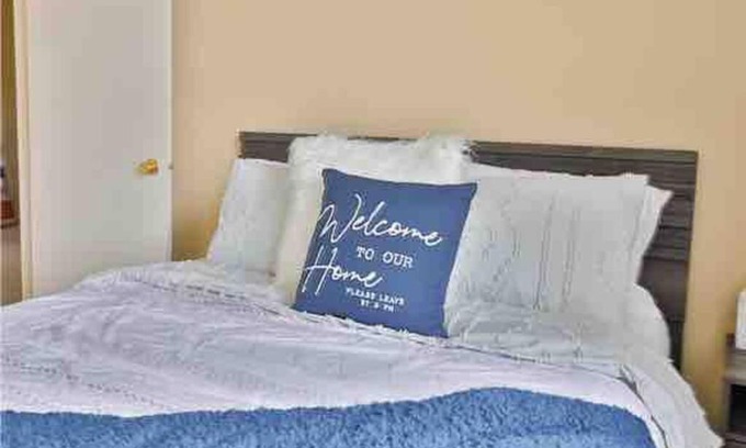 Downtown Omaha Apartamento | Cozy Downtown Condo w/ Blue Sky Views