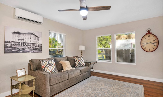 Merced Cabaña | Cozy Downtown Cottage