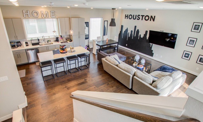 Northside Casa | Cozy Downtown Modern Townhome