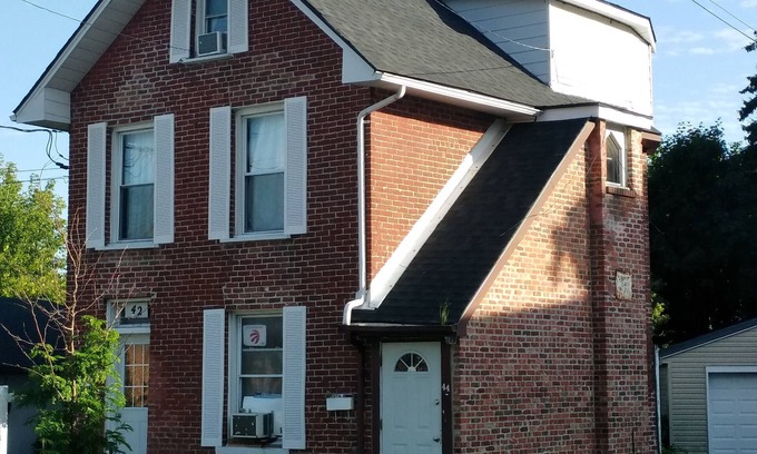 Sunnyside Apartamento | Cozy downtown one bedroom free parking