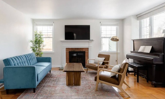 Ardmore Casa | Cozy, Driveway, & Convenient Trains