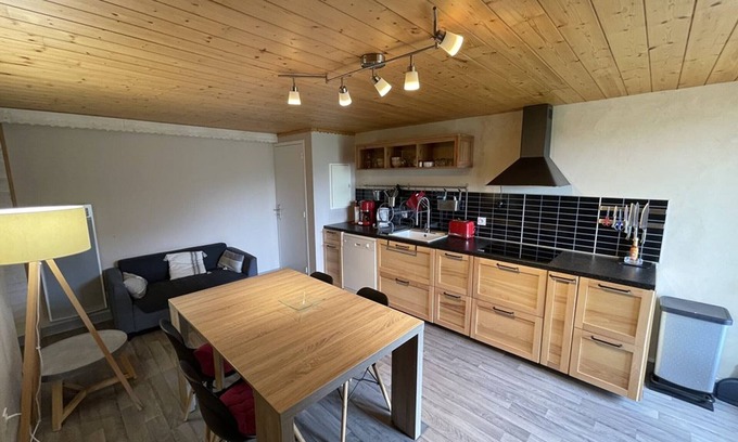 Saint-Jacques-des-Blats Apartamento | Acogedor dúplex con balcón cerca de pistas