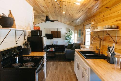 Pine Ridge Casa | "Cozy Dumplin" - Warm & Modern Stay in RRG/Auxier