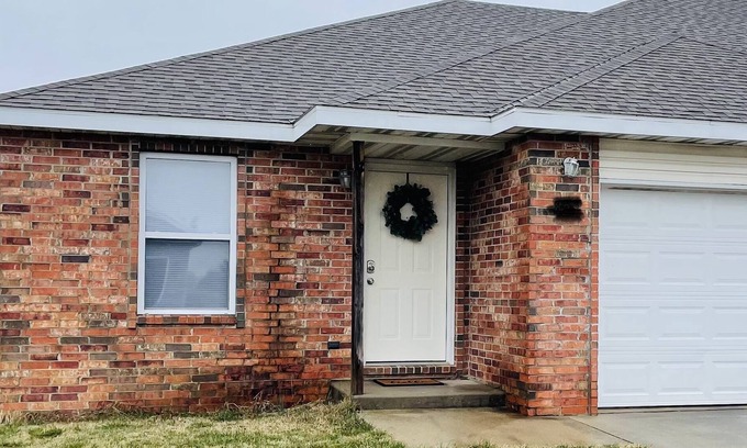 Seymour Apartamento | Cozy duplex in quiet neighborhood right down the road from city park.