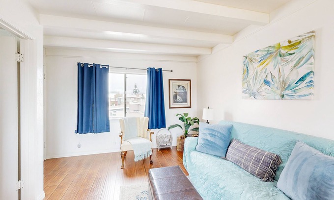 Pierpont Bay Apartamento | Cozy duplex with oceanview balcony - steps to the beach