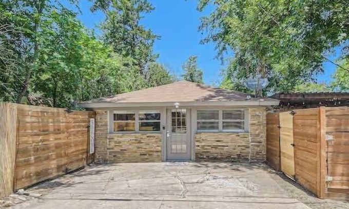 Georgetown Casa | Cozy, Eclectic, Quiet Studio-Walk to the Square!