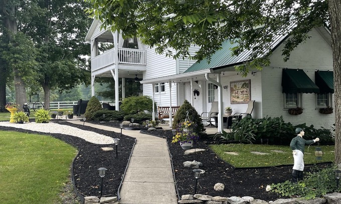Batavia Apartamento | Cozy efficiency ONE large room ONE QUEEN bed apartment with kitchenette no oven.