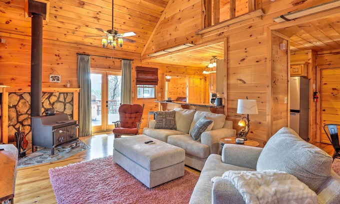 Ellijay Cabina | Cozy Ellijay Cabin w/ Deck & Mountain Views
