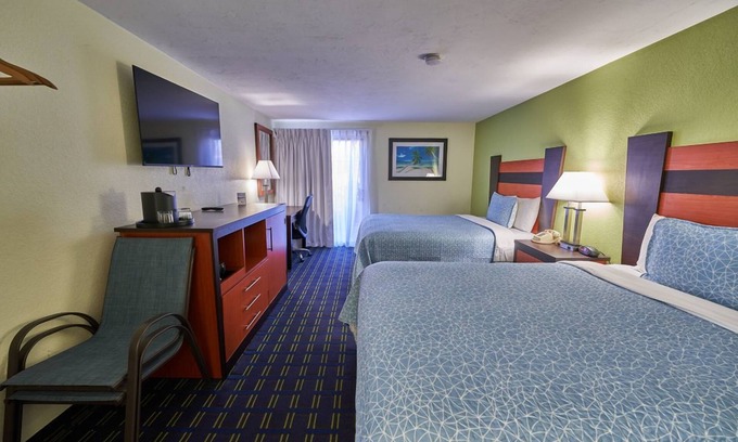 West Yarmouth Hotel | Cozy Escape w/ Indoor Pool, Playground, & Complimentary Breakfast for Families