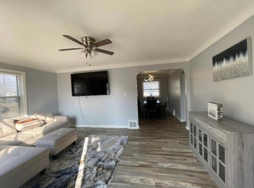 Euclid Casa | Cozy Euclid Home Near Lakefront