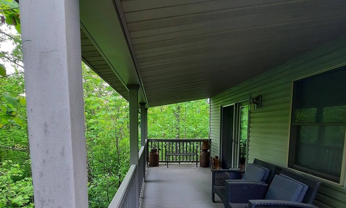 McArthur Cabina | Cozy Evergreen Cabin in state forest!🌲 close 2 Hocking hills ,Lake Hope, Athens