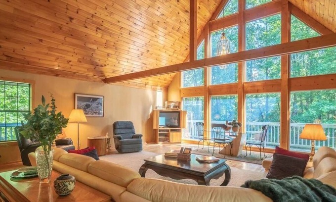 Helen Cabina | Cozy Family Chalet in the Woods on a stream and only a short drive to Helen Ga.
