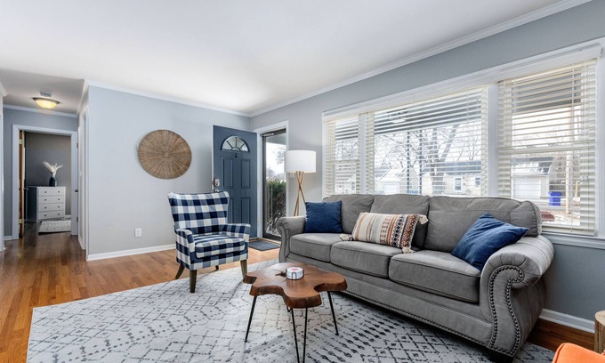 Overland Park Casa | ~Cozy & Family Friendly Home~ Game Room | Self Check-in | FAST WiFi|