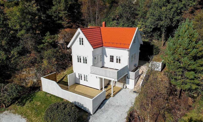 Sagvag Casa | Cozy, family-friendly house - 15 minutes' drive from Leirvik – hot tub