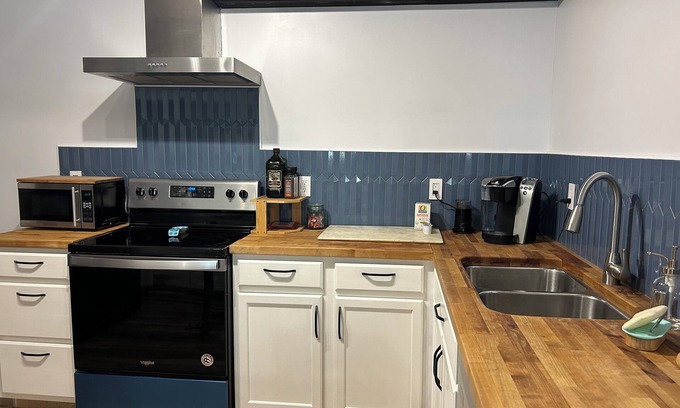 University Area Apartamento | Cozy Family Friendly 2 Bedroom 1 Bathroom