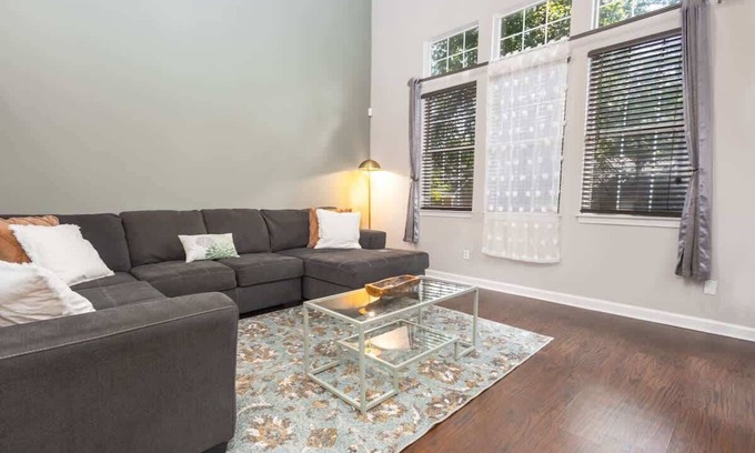 Summerhill Casa | Cozy Family Home Downtown-KingBed-Free Parking-Central