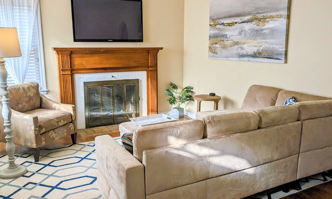 Eggertsville Casa | Cozy family retreat
