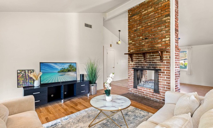 Duarte Casa | Cozy Family Retreat With Fireplace Spacious Yard