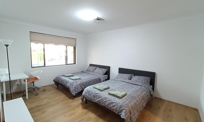 Merrylands Casa | Cozy Family Room with Private Bathroom in Spacious Home - M8