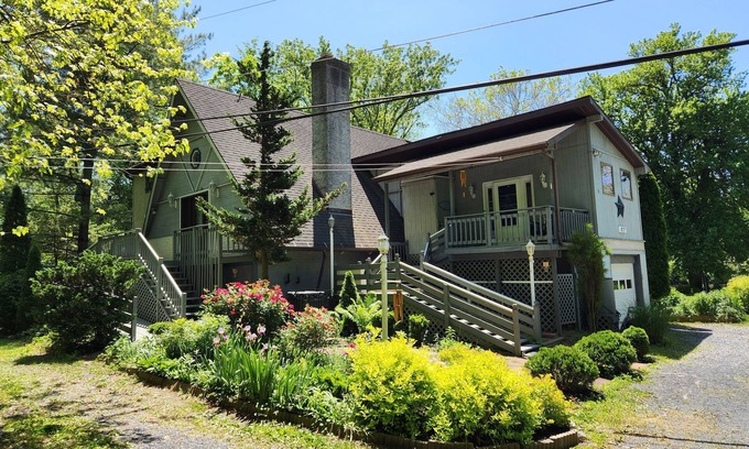 Mechanicsburg Casa | Cozy Family Sized Home, Nestled on the Creek