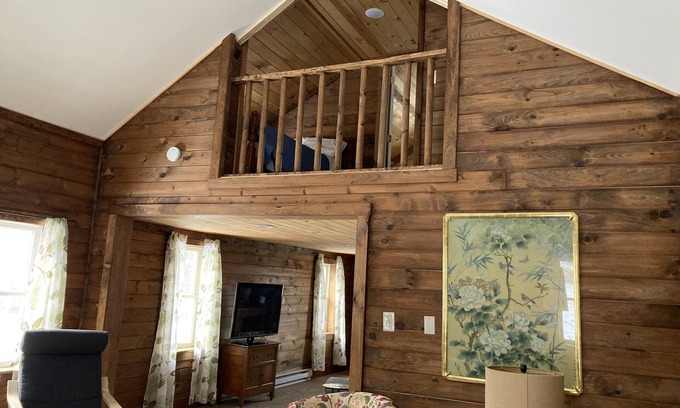 Beach Lake Casa | Cozy Farm House in the Upper Delaware Valley. Pet friendly, weekly discount.