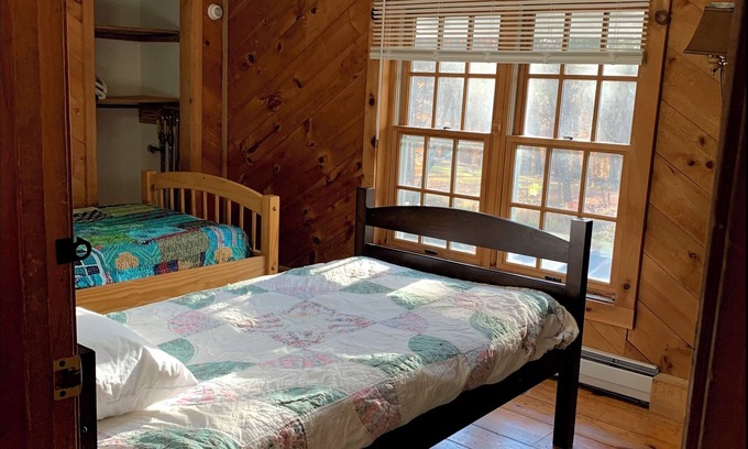 Rowe Otro | Cozy Farmhouse Retreat in the Berkshires - Chocolog Room