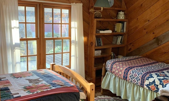 Rowe Otro | Cozy Farmhouse Retreat in the Berkshires - Gabriel’s Room