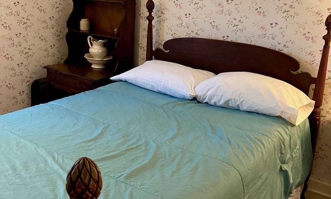 Rowe Otro | Cozy Farmhouse Retreat - Judy’s Room