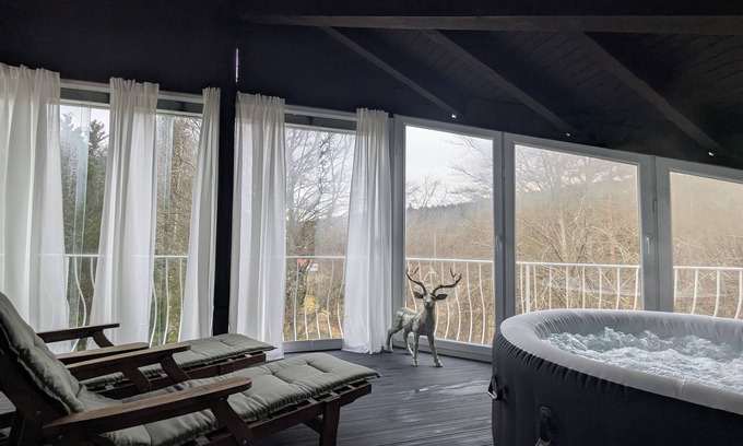 Schoenau an der Brend Apartamento | Cozy fireplace suite with private whirlpool & fireplace in the Wald-Villa-Schönau
