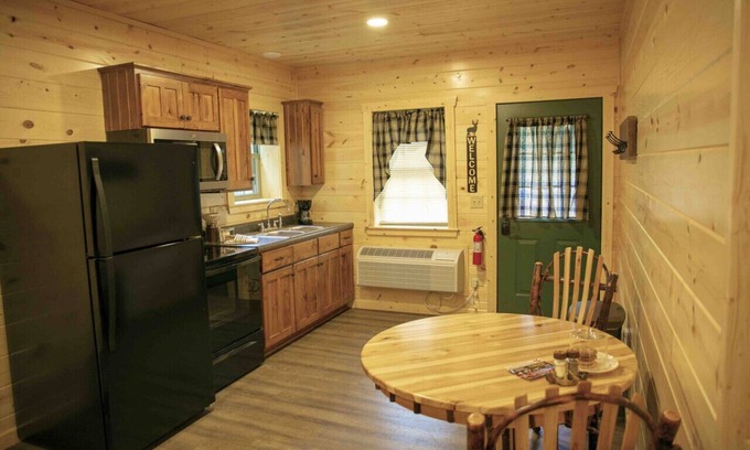 Millersburg Apartamento | Cozy Fireplace Suite 1/2 Mile to Downtown Berlin