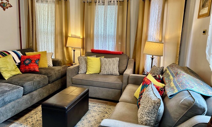 Chicopee Apartamento | Cozy First Floor Apartment. Located in a quiet neighborhood.
