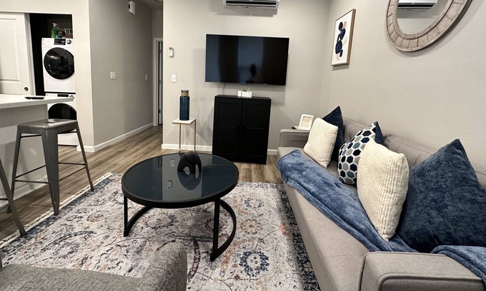 Eastside Casa | Cozy first floor Townhouse near Tacoma Dome