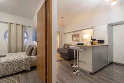 Areias de Sao Joao Apartamento | Cozy Flat near Oura Beach
