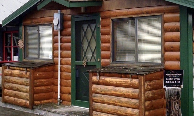 Bayview Cabina | Cozy Float House in Bayview Idaho