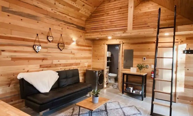 La Pine Cabina | Cozy Forest Cabin w/ Sauna & Hot Tub!