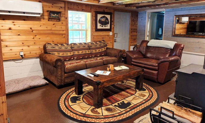 Garrison Cabina | Cozy Forest Earth Cabin with 96 acres of wildlife and hummingbird watching