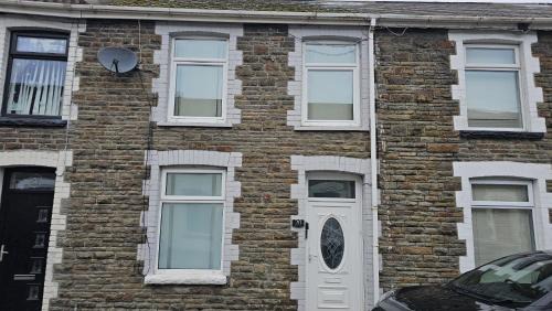 Port Talbot Casa | Cozy Forest Retreatlog Burnerdog Friendly