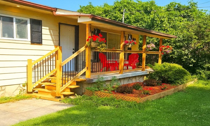 Jacksons Point Cabaña | Cozy Fountain Cottage