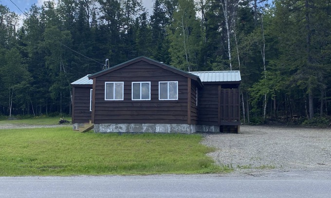 Jackman Cabina | Cozy four season cabin centrally located near the heart of downtown Jackman
