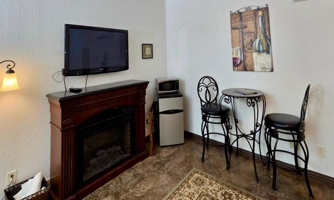 Fredericksburg Cabaña | Cozy Fredericksburg Retreat | Fire Pit & Wineries