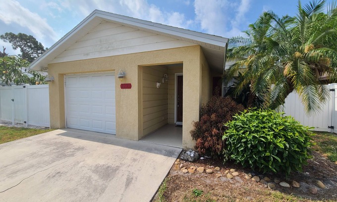 Arlington Park Casa | Cozy, - fully furnished, BEAUTIFUL HOUSE, 5 minutes from Siesta Key Beach