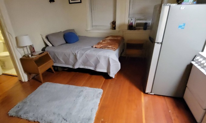 Pearl District Apartamento | Cozy, fully furnished studio located in the Historic empress building!