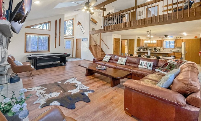 Gouldsboro Chalet De Esquí | Cozy Fun Chalet: Game rm-Gym-Firepit-EV Charger-Pet Friendly, Cmty Beach & Pool!