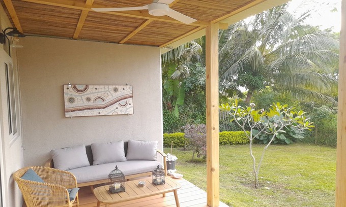 La Gaulette Apartamento | Cozy Garden Retreat with Mountain Views, close to Le Morne Beach