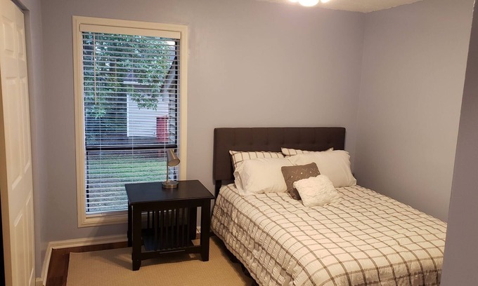 Croasdaile Farm Master Casa | Cozy Garden Townhome Near Hospitals and Downtown