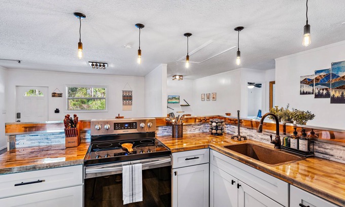 Jupiter Cabina | Cozy, Gated, Hot Tub & Sauna, Playroom, Bar, Fenced-in Yard.