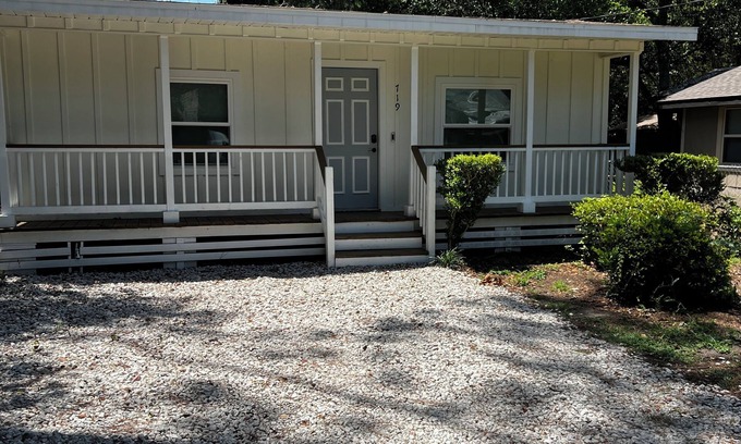 Gainesville Casa | Cozy Gator Getaway Near UF - 2Bed/1Bath for 6 guests - Wifi, AC/Heat, Parking