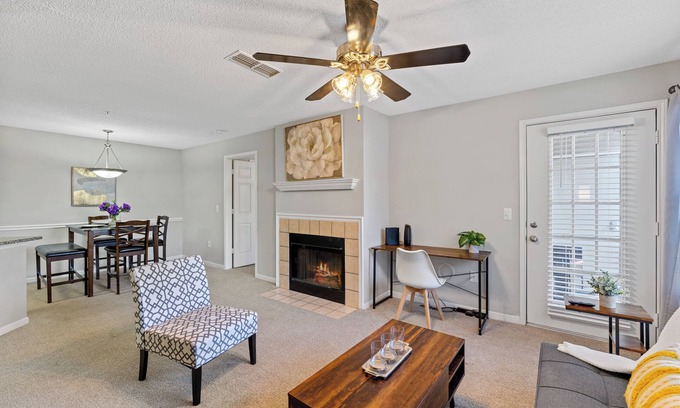 Athens Apartamento | Cozy Gem in Athens, Pool, Gym near UGA and Hospitals!