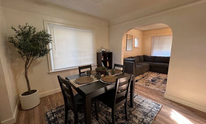 Lincoln Park Casa | Cozy Gem King Bunk Beds Near Major Highways Sleep6